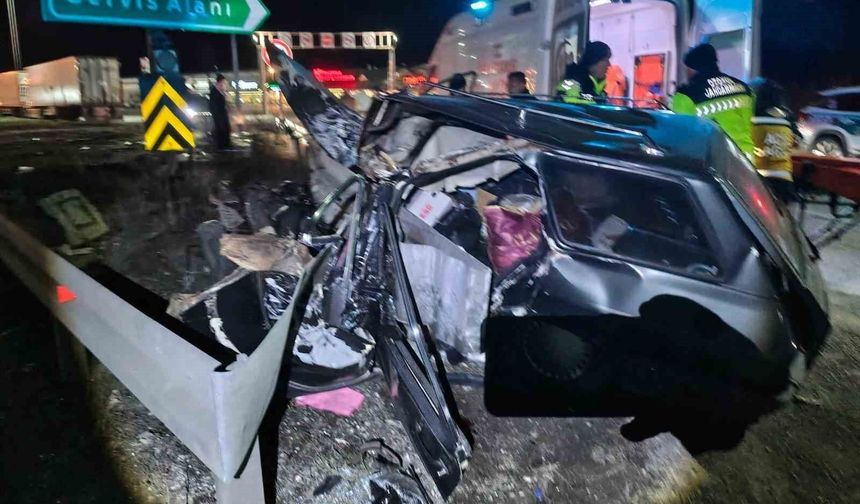 TEM’de otomobil bariyerlere saplandı: 2 kişi ağır yaralandı