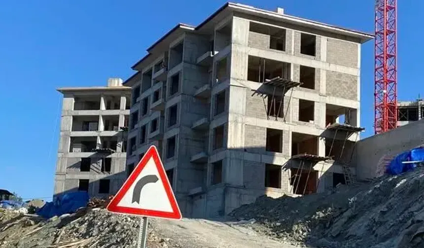 Ücretini alamayan işçi vince çıktı