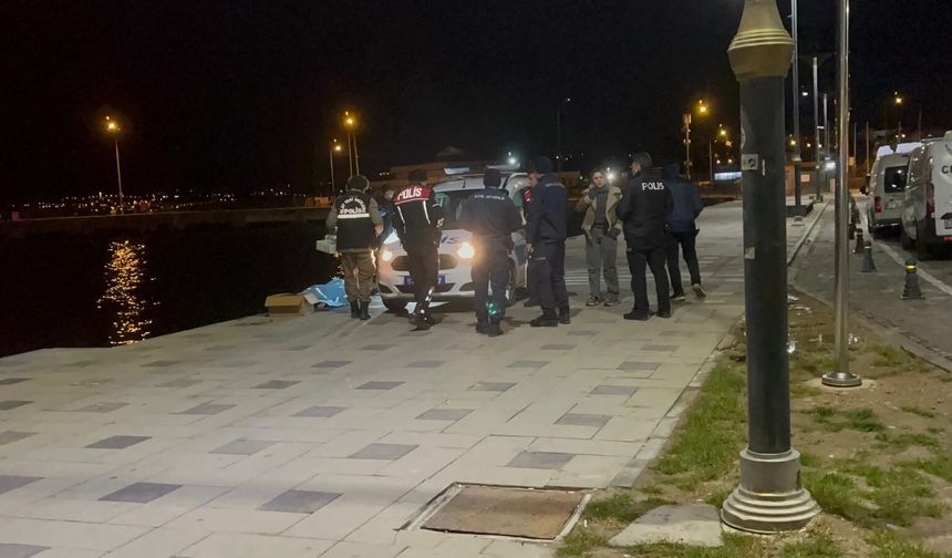 Denizde bir kişinin cansız bedeni bulundu