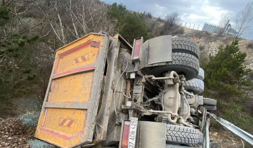 Hafriyat kamyonu şarampole yuvarlandı, 1 yaralı