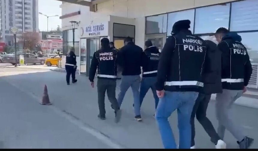 Şüpheli araçtan uyuşturucu çıktı, 2 kişi tutuklandı