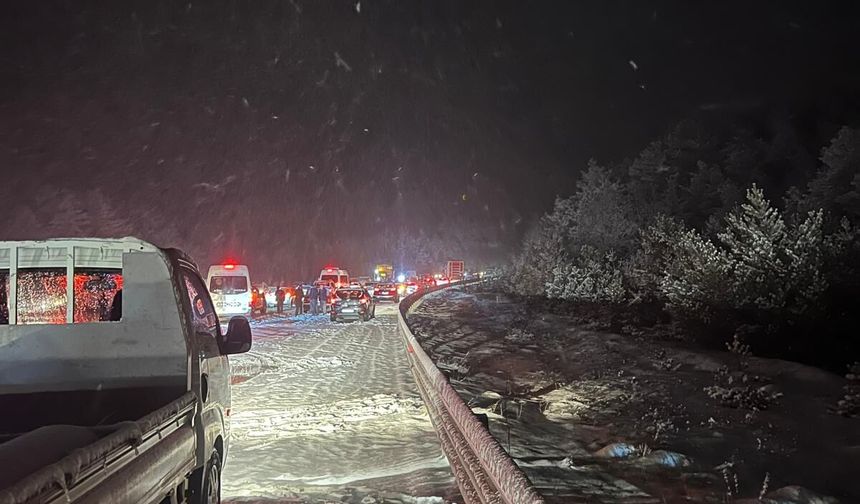 Kastamonu’da kar yolları beyaza bürüdü, trafik kilit!