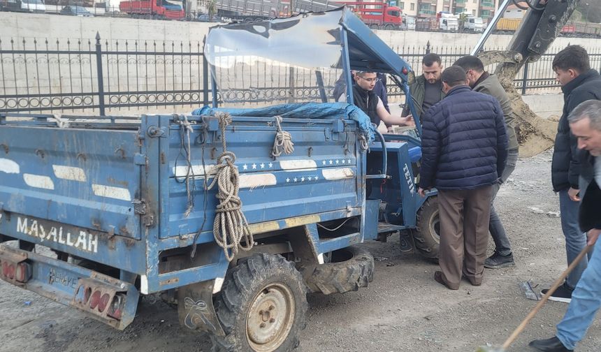 Tarım aracı takla attı, sürücü yaralandı