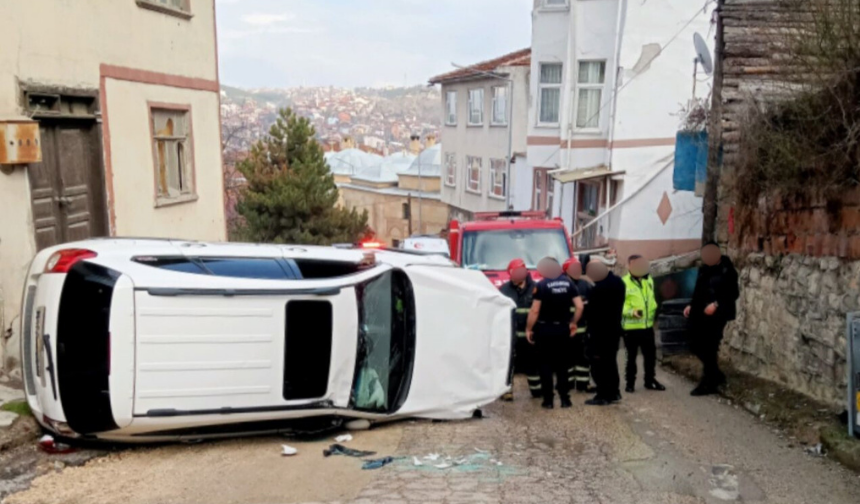 Kefeli'de otomobil devrildi: 2'si çocuk 3 kişi yaralandı
