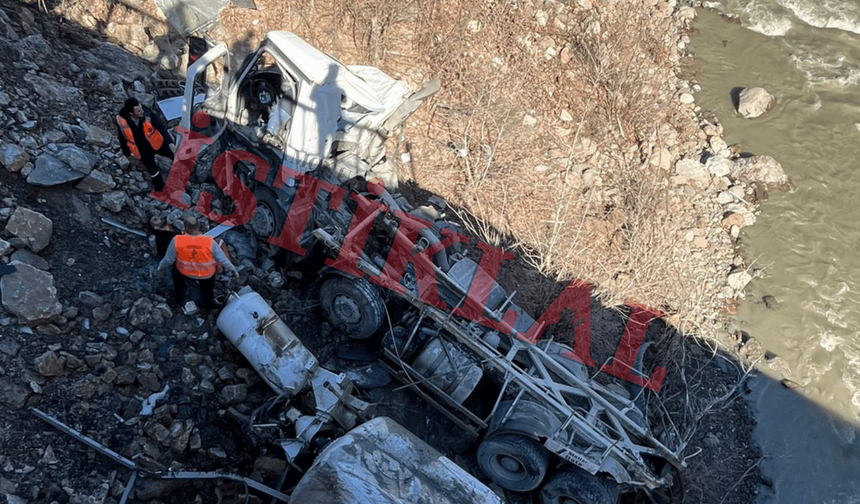 Kastamonu'da feci kaza: Beton mikseri çaya uçtu!