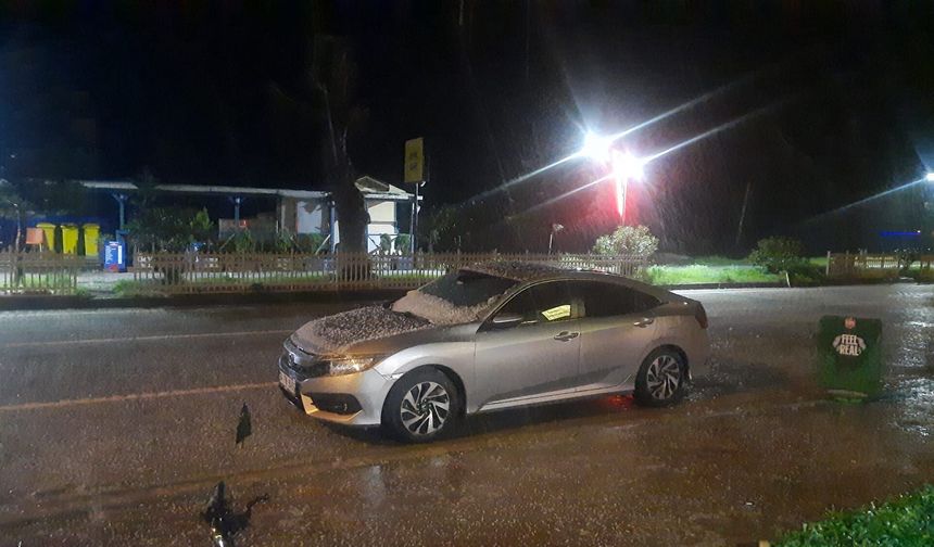 Cide’de dolu ve fırtına etkili oluyor