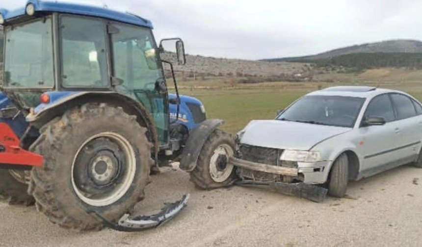 Traktör ile otomobil kafa kafaya çarpıştı