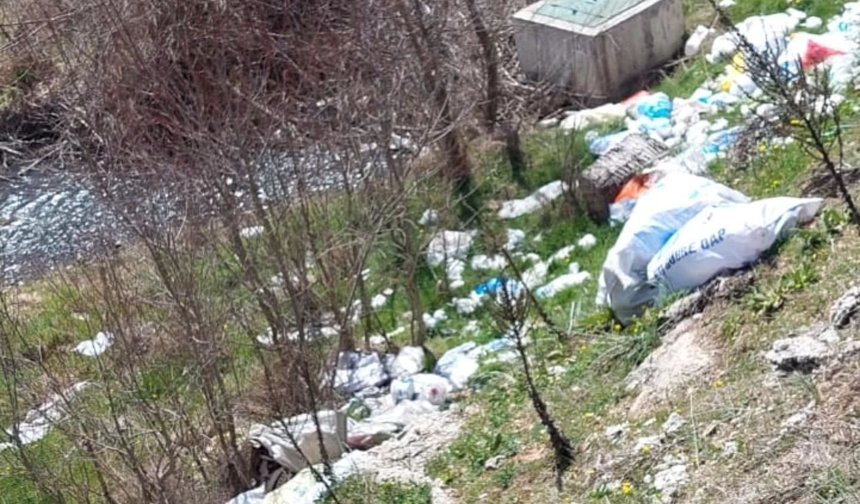 Dere yatağı çöplerle dolup taştı