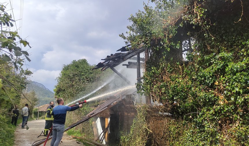 Cide’de atıl ev alevlere teslim oldu