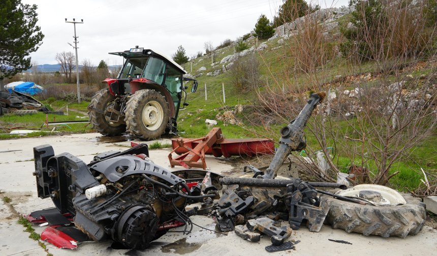 Hafif ticari araç ile çarpışan traktör ikiye bölündü: 2’si ağır 5 yaralı