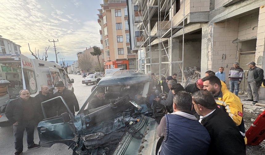 Tosya'da ekmek taşıyan fırın araçları çarpıştı: Yaralılar var!