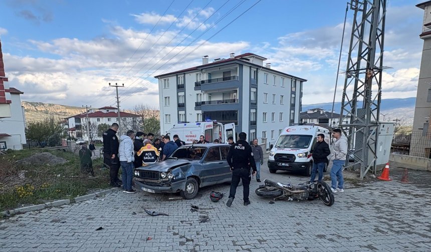 Otomobil ile motosiklet çarpıştı: 3 yaralı