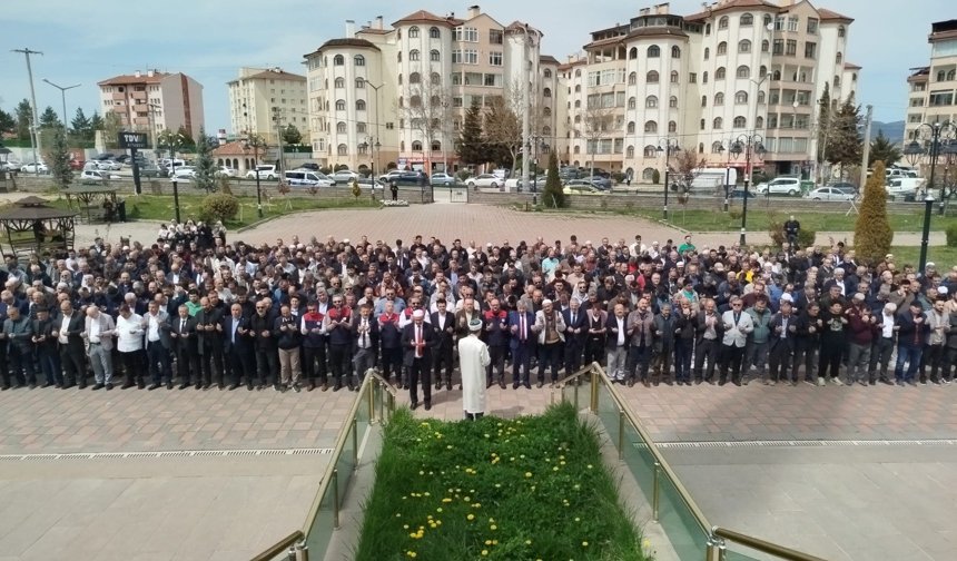 Okul saldırısında hayatını kaybedenler için gıyabi cenaze namazı