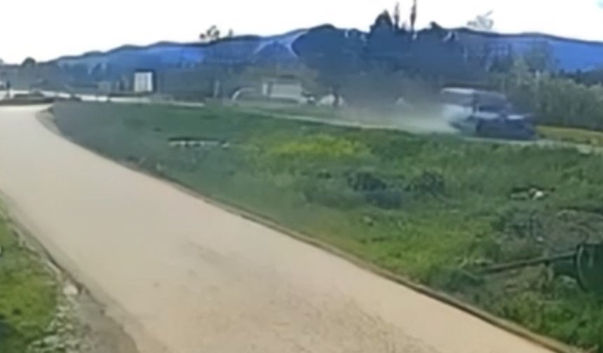 Otomobilin ikiye bölündüğü kazanın görüntüleri ortaya çıktı