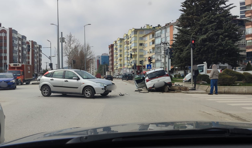 Santra Park önünde iki araç çarpıştı