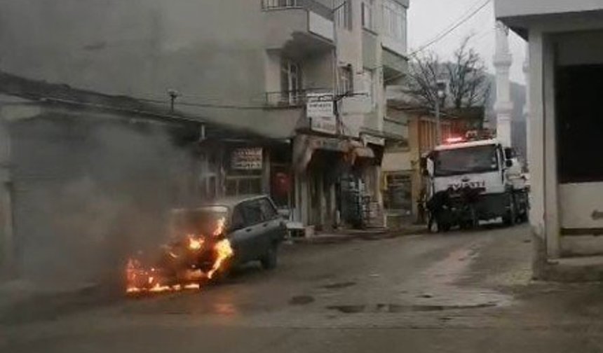 Seyir halindeki otomobil alevler içinde kaldı!