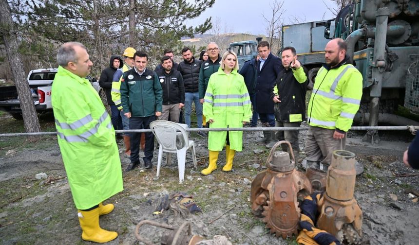 Uluay ve Ekmekci çizmeleri giydi, sahaya indi