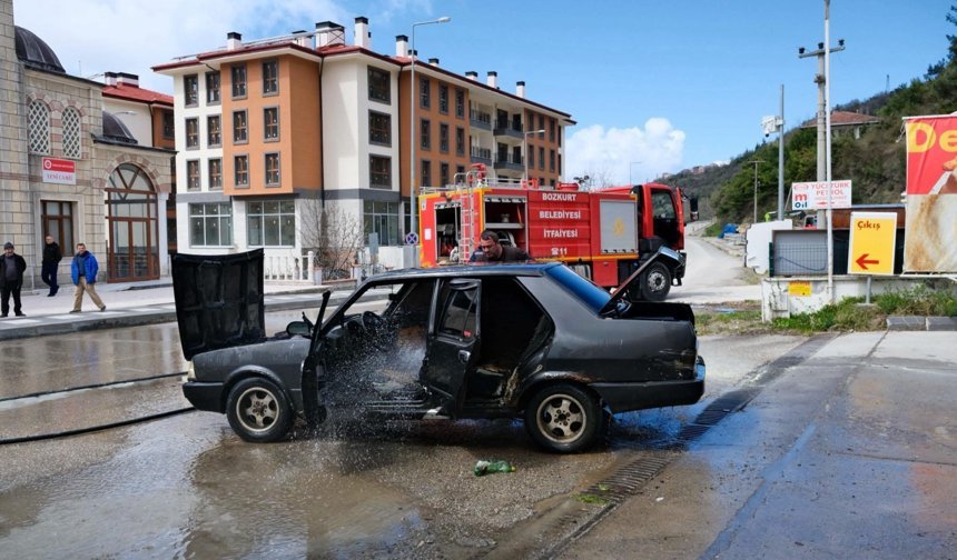 Yakıt aldı, çıkışta otomobil alev aldı