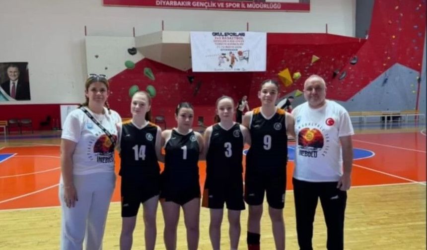 İnebolu’nun kızları Türkiye Şampiyonası’na galibiyetle başladı