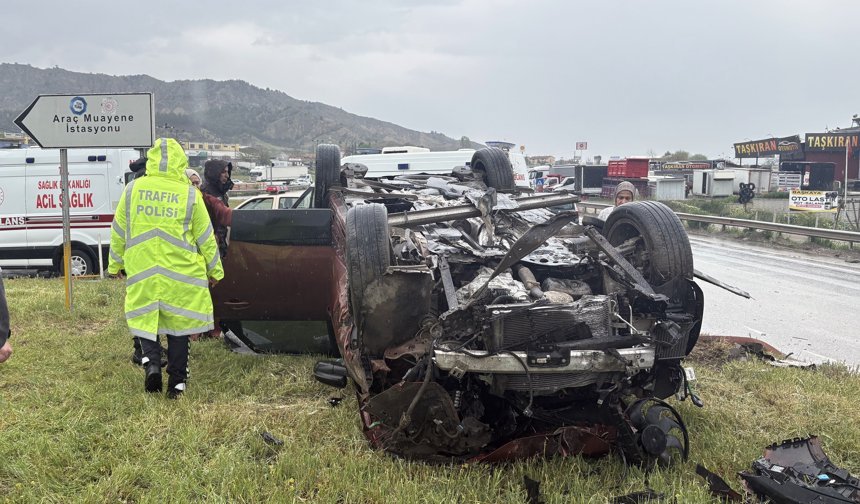 Kastamonu’da refüje çarpan cip takla attı: Can pazarı yaşandı!