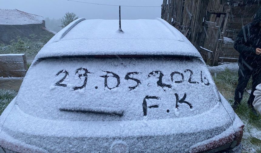 Kastamonu'da kıştan son hamle: Ballıdağ’a kar yağdı!
