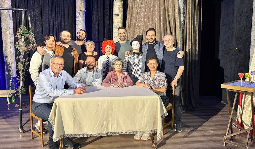 Kastamonu’da tiyatro sezonu “Ağaçlar Ayakta Ölür” ile kapandı