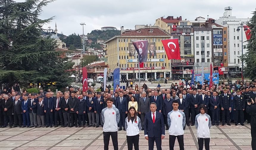 19 Mayıs kutlamaları çelenk sunma töreniyle başladı