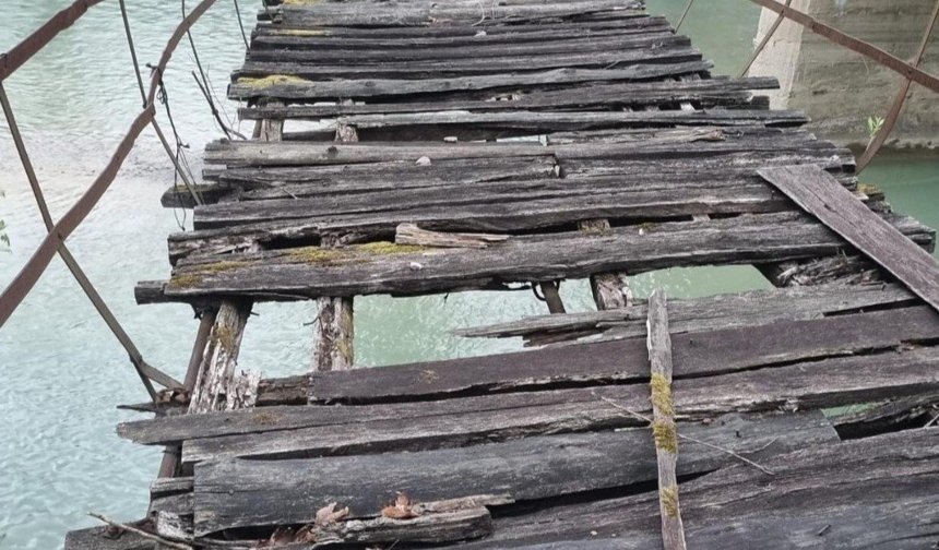 Eski tahta köprü tehlike saçıyor
