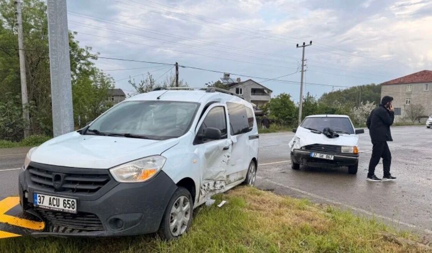 Kastamonu plakalı otomobil Samsun’da kazaya karıştı