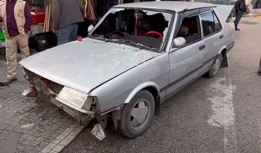 Aracını husumetlilerinin üzerine sürdü, 2 yaralı