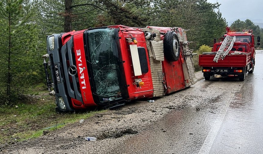 Yangın ihbarına giden araç devrildi, 3 itfaiye eri yaralandı