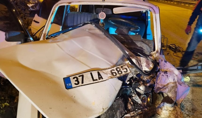 Kastamonu plakalı araçla kafa kafaya çarpıştı: 8 yaralı