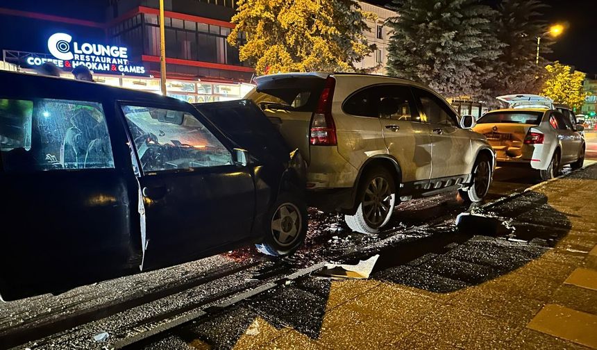 Kastamonu’da 3 araç birbirine girdi, 1 yaralı