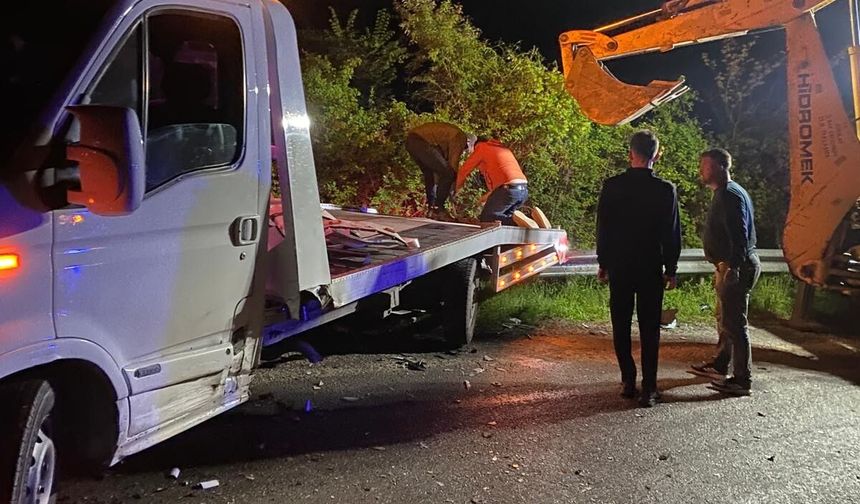 Kastamonu'da çekiciye otomobil çarptı
