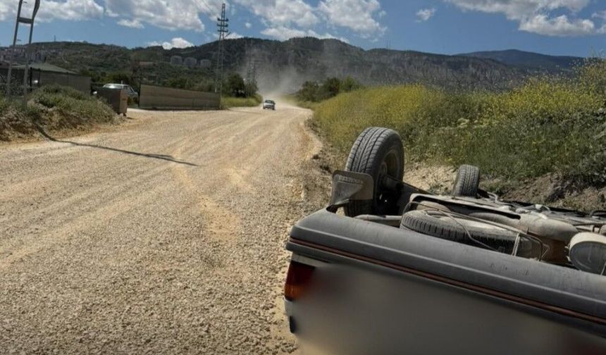 Kastamonu'da mıcıra kapılan otomobil yan yattı