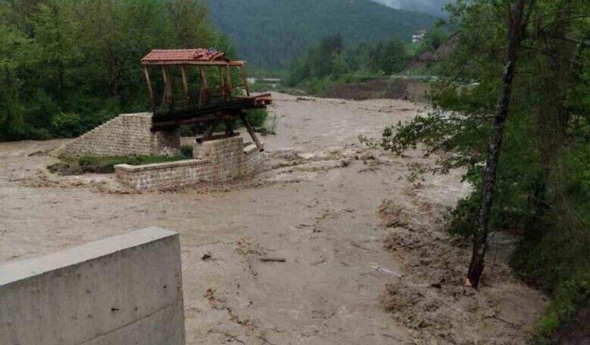 Kastamonu’da sağanak yıktı geçti: Köprü sele kapıldı