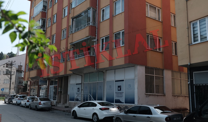 Kastamonu’da akılalmaz olay: İkinci kattan aracın üzerine atladı!