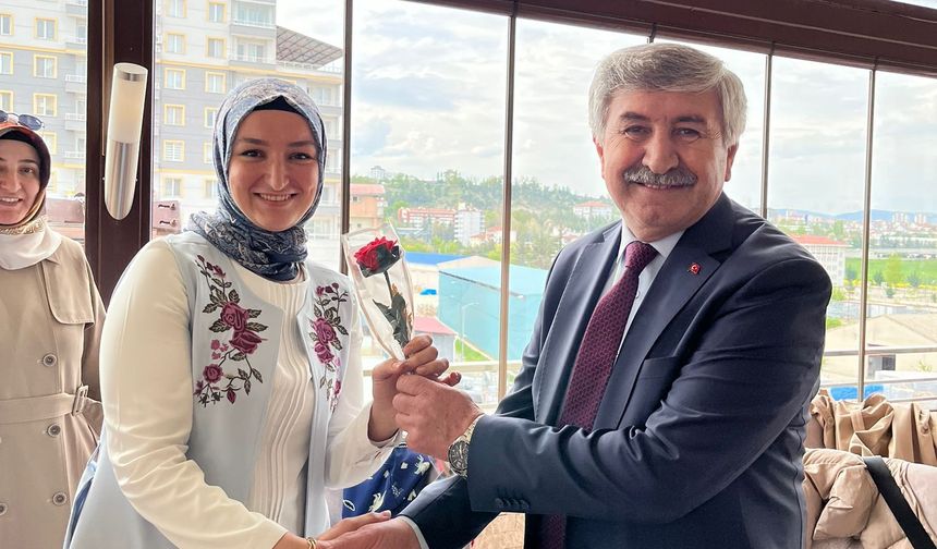 Kebeci’den annelere karanfilli kutlama