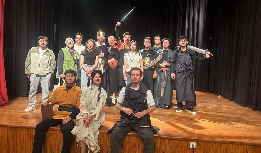 KÜ öğrencilerinin sahnelediği oyun miniklerden büyük alkış aldı
