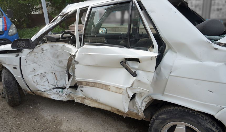 Taşköprü’de otomobil tıra ok gibi saplandı: Kalp krizi geçirdi!