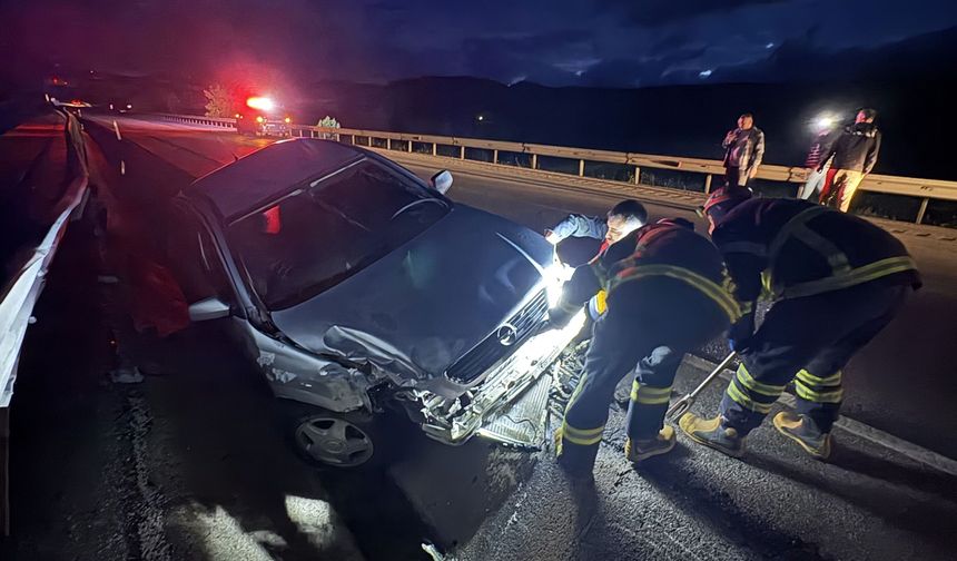 D100’de bariyerlere çarpan otomobilde 2 kişi yaralandı