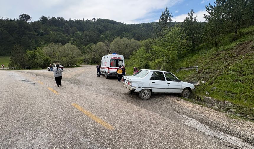 Kastamonu'da yoldan çıkan otomobil yamaca çarptı: 2 yaralı