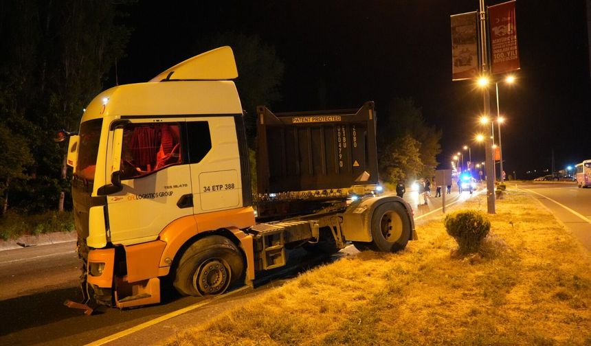 Lastiği patlayan TIR kaza yaptı: 1 yaralı