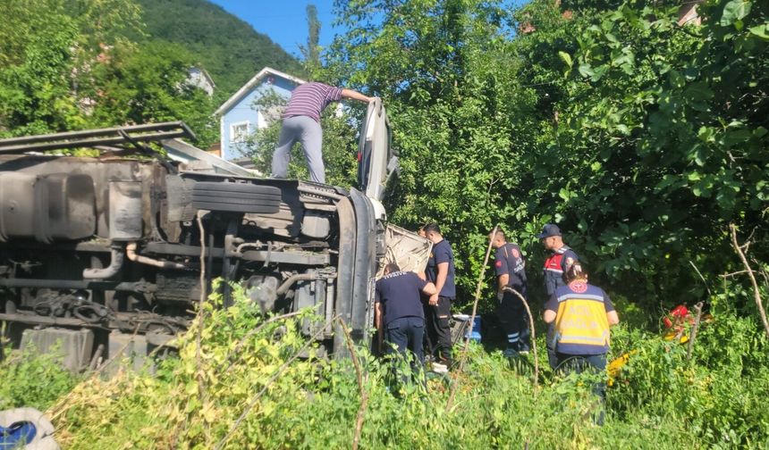 Kastamonu'da freni boşalan kamyon devrildi, sürücü sıkıştı!