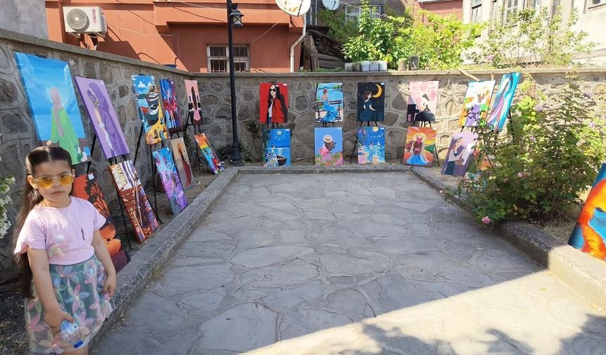 İnebolu’da Azize Ana Ortaokulu’nda resim sergisi ve kermes açıldı