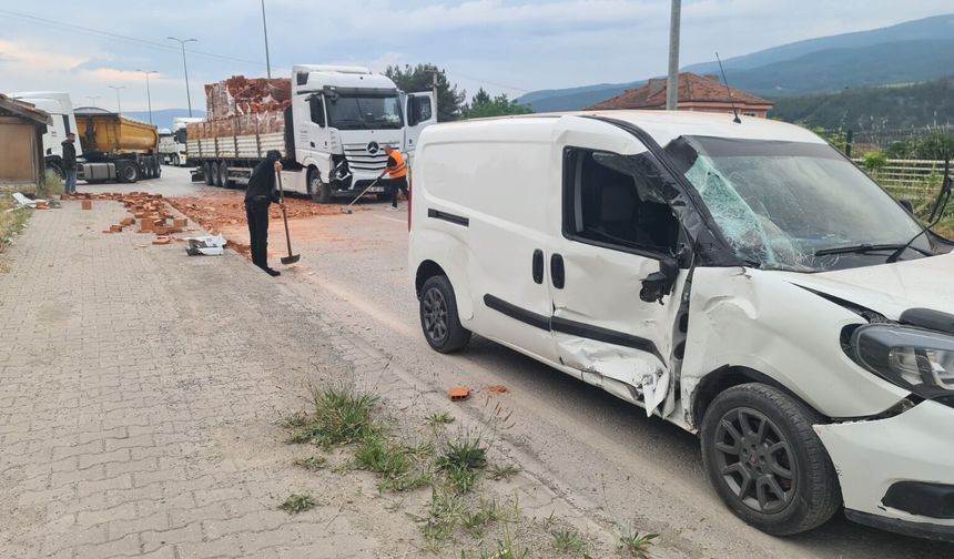 Kastamonu yolunda tır, yola kayan kamyonete çarptı
