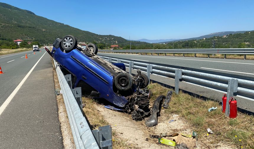 Kastamonu'da bariyerlere çarpan otomobil ters döndü: 3 yaralı