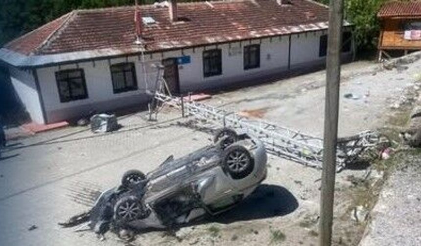 Kastamonu'da kaza: Aydınlatma direğine çarpıp devrildi!