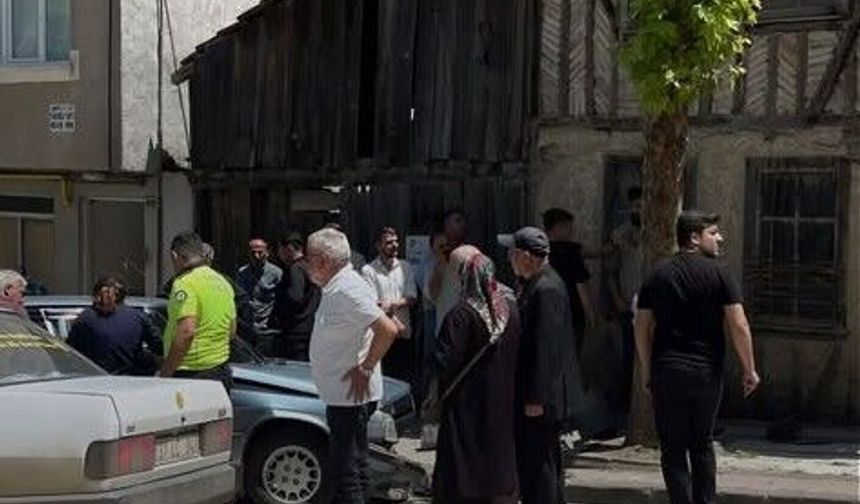 Kastamonu'da kaza yapan otomobil ağaca çarparak durabildi