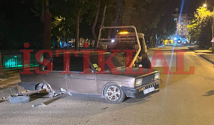 Otomobil kaldırıma çarptı, tekerleği koptu!